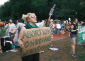 Fotografía de archivo fechada el 9 de julio de 2022 de personas protestando frente a la Casa Blanca para defender el aborto legal, en Washington (EE.UU).