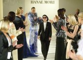 La diseñadora japonesa Hanae Mori es aplaudida por sus modelos tras la presentación de su colección Primavera/Verano 2004 en París.