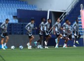 Los jugadores de Emelec se alistan para enfrentar a Deportivo Cuenca en el estadio Capwell.