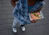 Centro. En La Mariscal es común ver a niños que acompañan a sus madres vendedoras. Ellos piden monedas.
