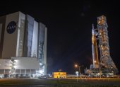 El cohete SLS con una cápsula Orión, parte de la misión Artemis 1.