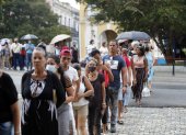 Personas acuden a rendir homenaje hoy, a los bomberos y personas fallecidas en el incendio de la base de supertanqueros de Matanzas (Cuba). EFE/Ernesto Mastrascusa