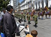 Oportunidad. Ciudadanos que transitaban o hacían gestiones por la Plaza de la Independencia aprovecharon para observar el repaso del acto que recuerda a los héroes independentistas.