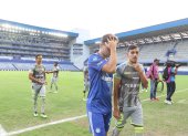 Los jugadores de Emelec y Deportivo Cuenca se retiran del gramado.