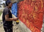 En el sector donde dos niños fallecieron, Rodríguez pintó el mural por la paz.