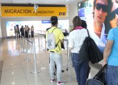 Los pasajeros deben esperar largo tiempo en el área de migración del aeropuerto.,
ÁREA DE MIGRACIÓN.
Migración en el Aeropuerto José Joaquín de Olmedo. Guayas,Guayaquil,Ecuador /Richard Castro/ Diario Expreso.
