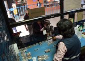 1. Caja. En la estación El Recreo, cuatro personas cobran los pasajes y venden ticketeras de alimentadores. El registro es manual.