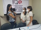 Grace Solano, madre de un paciente infantil, dialoga con Isabel Franco y Mariana Martínez, de la Fundación Nacional de Fibrosis Quística en la sede de la entidad.