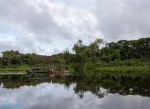 Personas son vistas sobre la Laguna Grande de Cuyabeno en el Parque Nacional Yasuní, en una fotografía de archivo.