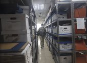Escena. Un agente fiscal recorre las instalaciones de las bodegas de la Superintendencia de Compañías recopilando información.