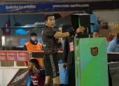 Álex Cajas, árbitro ecuatoriano, revisa una acción en el VAR antes de ser agredido por Héctor Lautaro Chiriboga.
