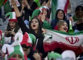Las mujeres asisten por primera vez desde la Revolución a un partido de fútbol en Teherán