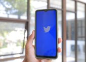 Un dispositivo móvil abriendo la aplicación de Twitter