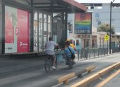 Entre las principales imprudencias está el ir por vías rápidas, junto a los carros, o invadir el carril exclusivo para los buses de la Metrovía.