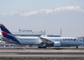 Fotografía de archivo de un avión de la aerolínea LATAM.