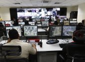 FUNCIONARIOS FRENTE A LAS PANTALLAS DEL CENTRO DE MONITOREO DE LAS CÁMARAS DE SEGURIDAD INSTALADAS EN LA CIUDAD |
Vigilancia. Según Ministerio de Gobierno aún se debe estudiar la propuesta y será revisada en próximas citas.