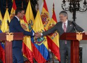 El presidente de Ecuador, Guillermo Lasso, y el presidente del Gobierno de España, Pedro Sánchez, estrechan sus manos durante una declaración conjunta a la prensa, el 25 de agosto de 2022, en el Palacio de Gobierno, en Quito (Ecuador).