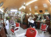 Uniforme. En ambas peluquerías sus barberos utilizan mandiles blancos, como en la época colonial solían usar los profesionales del cabello.