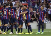 Los jugadores del FC. Barcelona celebran luego de vencer con goleada al Real Valladolid.