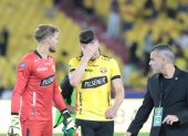Javier Burrai intenta consolar al defensor amarillo, Paco Rodríguez, quien marcó el gol de Barcelona, pero influyó en el empate final de Liga de Quito.