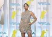 Taylor Swift posa en la alfombra roja de los MTV Video Music Awards en el Prudential Center de Newark, Nueva Jersey, Estados Unidos.