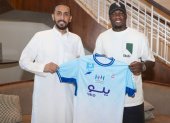 Felipe Caicedo (d) muestra la camiseta de su nuevo club, el Abha FC de Arabia.