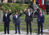 De der. a izq. el presidente de Bolivia, Luis Arce, el presidente de Perú, Pedro Castillo, el presidente de Ecuador, Guillermo Lasso, y el presidente de Colombia, Gustavo Petro, posan para una foto de la Cumbre de la Comunidad Andina (CAN), hoy en Lima (Perú).