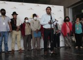 Pronunciamiento. El asambleísta Fernando Cabascango en rueda de prensa, con varios de los comuneros que reclaman el territorio del Parque Metropolitano.