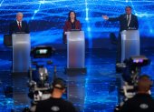 El presidente brasileño Jair Bolsonaro (d) y su principal rival, el exmandatario Luiz Inácio Lula da Silva (i) y la candidata Simone Tebet participan hoy en un debate en la sede de la televisión Bandeirantes en São Paulo (Brasil). El presidente brasileño, Jair Bolsonaro, atacó este domingo a su principal rival en las elecciones, el expresidente Luiz Inácio Lula da Silva, sacando a relucir la corrupción en su Gobierno, durante el primer debate de la campaña. EFE/Fernando Bizerra