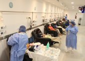 Imagen de Archivo de pacientes recibiendo atención en una sala de diálisis de Solca.