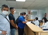 A las oficinas de la Defensoría del Pueblo en Guayas llegan organizaciones sociales para presentar quejas por vulneraciones de derechos, como el Observatorio de Servicios Públicos de Guayaquil que entregó un escrito sobre la dotación de agua.