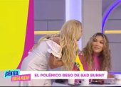 Cuando la vedette intentó darle un beso a la presentadora ecuatoriana.