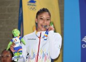 Ileana Miranda, deportista ecuatoriana, celebra con su medalla de oro en el Panamericano Juvenil.