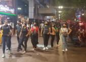 Ciudadanos caminan con mascarilla y otros sin ellas por la avenida 9 de Octubre, en Guayaquil.