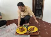 Un residente en Qatar sirve la comida en el piso, como es una de las costumbres en el lugar.