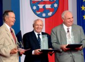 El expresidente de EE.UU George H.W. Bush. (izq), Mijaíl Gorbachov (c) y el excanciller alemán Helmut Kohl.