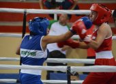 Konny Laz, boxeadora manabita, da un golpe de derecha en una de las peleas en los Juegos Nacionales Prejuveniles de Manabí.