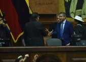 El presidente del Consejo de la Judicatura, Fausto Murillo, saluda al presidente de la Asamblea, Virgilio Saquicela, previo a su intervención.