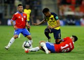 Fotografía de archivo, tomada el pasado 16 de noviembre, en la que se registró al futbolista de la selección ecuatoriana de fútbol Byron Castillo (2i), al disputar un balón con el chileno Claudio Baeza (abajo), durante un partido por las eliminatorias sudamericanas al Mundial de Catar 2022.