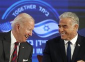El presidente estadounidense, Joe Biden (i), y el primer ministro israelí, Yair Lapid, (d) durante un encuentro en Jerusalén el pasado 14 de julio. EFE/EPA/ATEF SAFADI/PISCINA