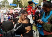 Familias venezolanas luego de cruzar desde Colombia a Ecuador, en una fotografía de archivo.