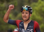 Richard Carapaz, ciclista de Ineos, levanta su brazo en señal de júbilo al cruzar la meta en la etapa 12.