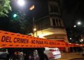 Fotografía de una cinta policial que delimita el acceso al domicilio de la vicepresidenta argentina, Cristina Fernández de Kirchner, hoy, en Buenos Aires (Argentina).