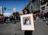 Simpatizantes de Cristina Fernández de Kirchner participan hoy en una movilización en su defensa tras el atentado en su contra, en la Plaza de Mayo en Buenos Aires (Argentina).