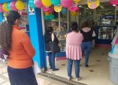 Usuarios esperan su turno en una farmacia adherida al sistema de externalización.