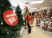 Descuentos. Manuela León, cliente, observa los árboles y adornos que hay de oferta en la tienda de Buenhogar en el centro de Guayaquil.