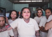 Fotografía realizada en marzo de 2021 por la fotoperiodista venezolana Ana María Arévalo Gosen, ganadora del premio Camille Lepage de 2021, en la que aparecen varias mujeres condenadas por crímenes relacionados con la banda Barrio 18, en la prisión de mujeres de Ilopango, al este de San Salvador (El Salvador).