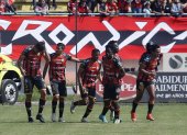 Los jugadores del Deportivo Cuenca festejan el gol de la igualdad ante Independiente del Valle, anotado por Bruno Duarte (izquierda), en el arranque del segundo tiempo.