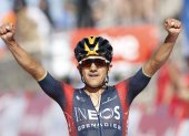 Richard Carapaz, ciclista ecuatoriano de Ineos, levanta sus brazos al cruzar la meta en la etapa 14 de la Vuelta.