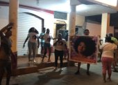 Los familiares se mandaron a hacer camisetas con el rostro de Nayelhi y festejaron con pitos, pancartas y música.